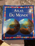 Donne classeur avec des fiches sur les pays du monde