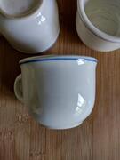 Tasses à liseré bleu