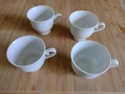 Quatre tasses blanches