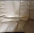 2 fauteuils cuir beige à donner – Vendargues (1 bon état, 1 à rénover)