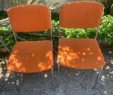 chaises couvertes de tissu orange