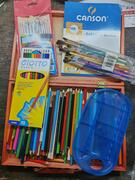 lot de pinceaux et crayons