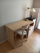 bureau en bois et rangée de tiroirs