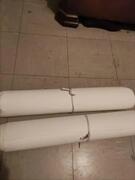 2 rouleaux de papier peint blanc.