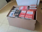 carton rempli de cassettes VHS et DVD