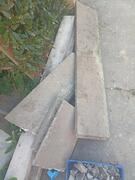 bordures en béton et gravats