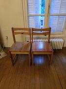 deux chaises en bois