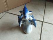 figurine en porcelaine dauphins