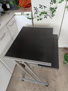 petit bureau noir sur roulettes