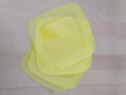 Lot de six assiettes en plastique jaune translucide