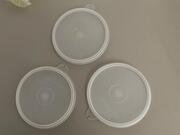 Trois couvercles de Tupperware