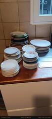 lot d'assiettes et de sous tasses