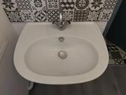lavabo avec sa robinetterie