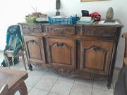 Buffet ancien en bois massif sculpté