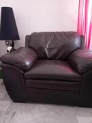 donne fauteuil en cuir, marron, bon état, très confortable, venir le chercher sur place à Nîmes