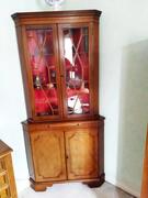meuble d'angle en bois avec partie vitrée