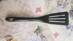 Spatule noire en plastique