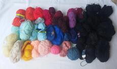 Lot de diverses pelotes de laine