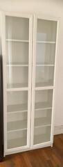 Armoire vitrée en très bon état, juste la porte qui ne se ferme pas complètement