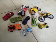 Lot de petites voitures et motos