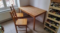 Table en bois rectangulaire, 2 chaises