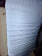 matelas dans sa housse de protection