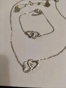 parure bijoux. Couleurs argent.