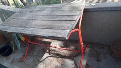 Patite table pieds métalliques et plateau en planches