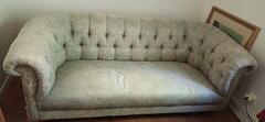 canapé Chesterfield lourd, stable et costaud, tissus tres abîmé