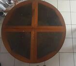 – Table ronde en bois et pierre