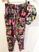 pantalon fluide fleurie pour femme avec sa casquette assortie.
