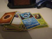un tas de cartes Pokémon à 4 € 12