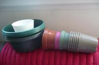 petits pots en plastique + 3 grands pots pour plantes ou autres