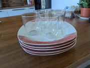 5 assiettes et 4 verres