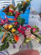 tout un lots de fleurs plastiques et autres pour bricolage