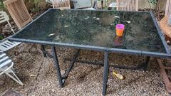 table de jardin + 5 chaises+ 5poufs