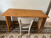 2 bureaux en pin et chaises en bois