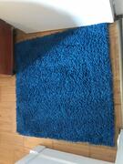 tapis carré bleu
