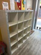 donne étagère IKEA kallax