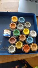 pots entamés de peinture maquettes