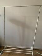 Portant à vêtements en métal blanc – À donner