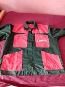 veste de travail verte et rouge
