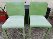 2 chaises en plastique