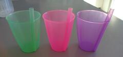 3 gobelets en plastique avec pailles intégrées