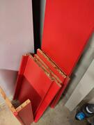 étagère bois rouge