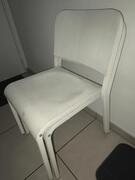 Chaises blanches