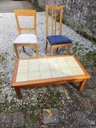 2 chaises et 1 table basse en bois