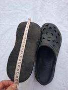 2 paires en crocs noirs P 43-44