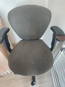 Chaise de bureau et table basse