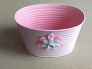 Petit cache-pot ou grand pot à stylos rose pâle en métal avec une fleur en feutrine